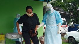 Ibu kandung MEL di Labkesda Dinkes Sikka, Selasa (5/1)