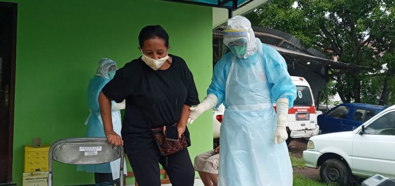 Ibu kandung MEL di Labkesda Dinkes Sikka, Selasa (5/1)