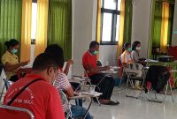 Tenaga kesehatan sedang mengikuti pelatihan vaksinasi secara virtual, Sabtu (9/1)