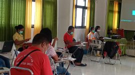 Tenaga kesehatan sedang mengikuti pelatihan vaksinasi secara virtual, Sabtu (9/1)