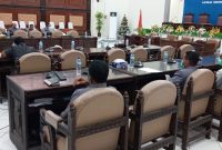 Beberapa anggota DPRD Sikka menunggu dimulainya RDP, Senin (11/1)