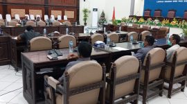 Beberapa anggota DPRD Sikka menunggu dimulainya RDP, Senin (11/1)
