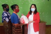 Ketua PKPI Sikka Hildegardis Sunur menyerahkan bantuan sembako kepada salah seorang janda manula di Desa Habi, Jumat (15/1)