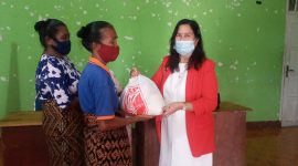 Ketua PKPI Sikka Hildegardis Sunur menyerahkan bantuan sembako kepada salah seorang janda manula di Desa Habi, Jumat (15/1)