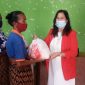 Ketua PKPI Sikka Hildegardis Sunur menyerahkan bantuan sembako kepada salah seorang janda manula di Desa Habi, Jumat (15/1)