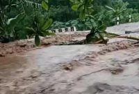 Banjir bandang di Desa Wairblerer Kecamatan Waigete, Minggu (17/1)