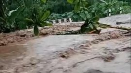 Banjir bandang di Desa Wairblerer Kecamatan Waigete, Minggu (17/1)