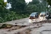 Banjir bandang di Wairblerer, Minggu (17/1), mengakibatkan badan jalan rusak 