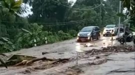 Banjir bandang di Wairblerer, Minggu (17/1), mengakibatkan badan jalan rusak 