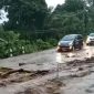 Banjir bandang di Wairblerer, Minggu (17/1), mengakibatkan badan jalan rusak 