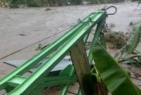 Potongan jembatan gantung di Dusun Arawawo yang diterjang banjir bandang, Minggu (17/1)