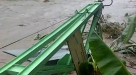 Potongan jembatan gantung di Dusun Arawawo yang diterjang banjir bandang, Minggu (17/1)