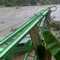 Potongan jembatan gantung di Dusun Arawawo yang diterjang banjir bandang, Minggu (17/1)