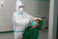 Seorang tenaga kesehatan pada ESUD TC Hillers Maumere sedang menjalani rapid antigen di Ruang UGD, Selasa (19/1)