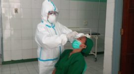 Seorang tenaga kesehatan pada ESUD TC Hillers Maumere sedang menjalani rapid antigen di Ruang UGD, Selasa (19/1)