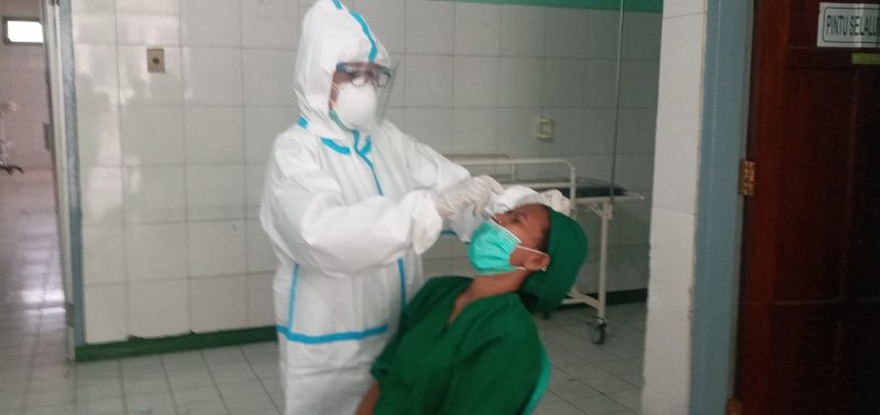 Seorang tenaga kesehatan pada ESUD TC Hillers Maumere sedang menjalani rapid antigen di Ruang UGD, Selasa (19/1)
