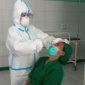 Seorang tenaga kesehatan pada ESUD TC Hillers Maumere sedang menjalani rapid antigen di Ruang UGD, Selasa (19/1)