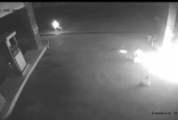 Rekaman CCTC saat pelaku kabur setelah membakar dispenser pertalite dan premium SPBU Paga, Rabu (20/1)