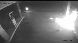 Rekaman CCTC saat pelaku kabur setelah membakar dispenser pertalite dan premium SPBU Paga, Rabu (20/1)