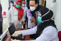 Kepala Puskesmas Mandiri di Palembang menjelaskan pemanfaatan aplikasi P-Care Vaksinasi kepada Dirut BPJS Fachmi Idris, Rabu (20/1) (foto: istimewa)