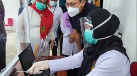 Kepala Puskesmas Mandiri di Palembang menjelaskan pemanfaatan aplikasi P-Care Vaksinasi kepada Dirut BPJS Fachmi Idris, Rabu (20/1) (foto: istimewa)