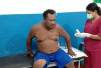 Pelaku pembakar SPBU Paga menjalani perawatan medis di Puskesmas Paga, Rabu (20/1) malam (foto: istimewa)