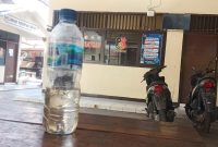 Botol bekas air mineral berisi moke yang berada di atas meja di Reskrim Polres Sikka, Sabtu (23/1)