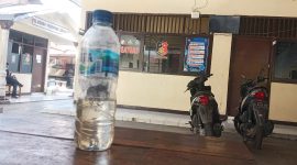 Botol bekas air mineral berisi moke yang berada di atas meja di Reskrim Polres Sikka, Sabtu (23/1)