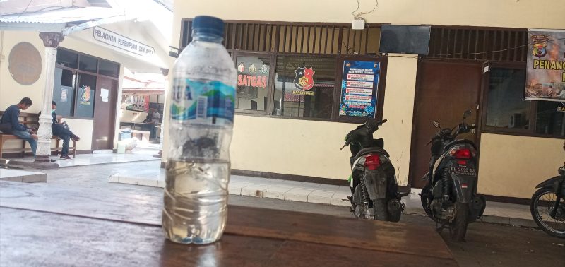 Botol bekas air mineral berisi moke yang berada di atas meja di Reskrim Polres Sikka, Sabtu (23/1)