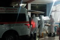 Jenazah seorang suster diangkut ke mobil jenazah khusus covid untuk dimakamkan di Watumilok Kangae, Sabtu (23/1)