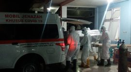 Jenazah seorang suster diangkut ke mobil jenazah khusus covid untuk dimakamkan di Watumilok Kangae, Sabtu (23/1)