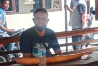 Yosef Koten pose dengan gading miliknya yang hilang beberapa waktu lalu, Minggu (24/1), di Mapolres Sikka