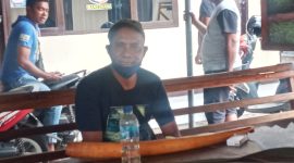 Yosef Koten pose dengan gading miliknya yang hilang beberapa waktu lalu, Minggu (24/1), di Mapolres Sikka