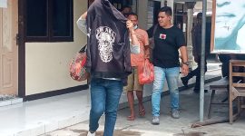 Terduka pelaku Y menutup wajahnya saat digelandang Tim Buser Flotim ke mobil untuk diangkut ke Mapolres Flotim, Minggu (24/1)