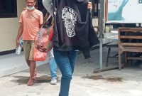 Y menutup wajahnya dari sorotan kamera wartawan, Minggu (24/1)