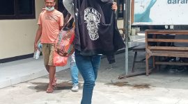 Y menutup wajahnya dari sorotan kamera wartawan, Minggu (24/1)