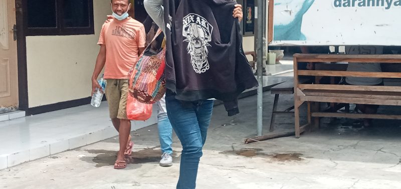 Y menutup wajahnya dari sorotan kamera wartawan, Minggu (24/1)
