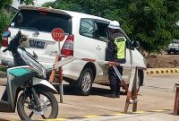 Sekuriti PT MAN memeriksa kendaraan dan penumpang yang hendak masuk ke lokasi PLTMG, Rabu (27/1)