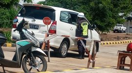 Sekuriti PT MAN memeriksa kendaraan dan penumpang yang hendak masuk ke lokasi PLTMG, Rabu (27/1)