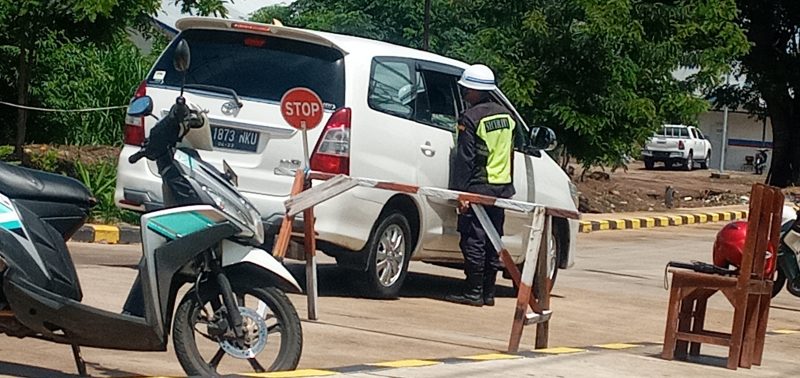 Sekuriti PT MAN memeriksa kendaraan dan penumpang yang hendak masuk ke lokasi PLTMG, Rabu (27/1)