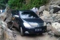 Sebuan kendaraan roda 4 berupaya melewati material longsoran di KM 16 Ende, Jumat (29/1) (foto: istimewa)