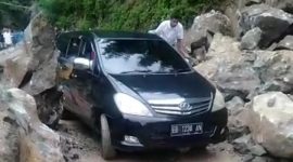 Sebuan kendaraan roda 4 berupaya melewati material longsoran di KM 16 Ende, Jumat (29/1) (foto: istimewa)