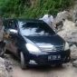Sebuan kendaraan roda 4 berupaya melewati material longsoran di KM 16 Ende, Jumat (29/1) (foto: istimewa)