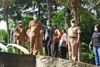 Bupati Sikka Fransiskus Roberto Diogo mengunjungi lokasi bencana, Senin (18/1) (foto: istimewa)