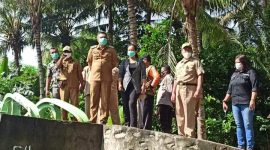 Bupati Sikka Fransiskus Roberto Diogo mengunjungi lokasi bencana, Senin (18/1) (foto: istimewa)