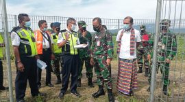 Danlanud Eltari Kupang mendapat penjelasan terkait rencana perluasan Bandara Frans Seda Maumere, Kamis (7/1) (foto: istimewa)