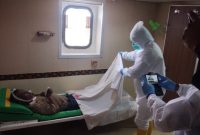 Petugas medis sedang menangani seorang penumpang yang meninggal di atas KM Sirimau, Jumat (8/1) (foto: istimewa)