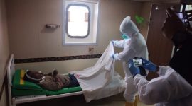 Petugas medis sedang menangani seorang penumpang yang meninggal di atas KM Sirimau, Jumat (8/1) (foto: istimewa)