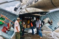 Helikopter BNPB bawa bantuan logistik penanganan bencana dan virus corona, mendarat di Lapangan Umum Kota Baru, Rabu (13/1) (foto: istimewa)