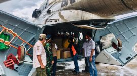 Helikopter BNPB bawa bantuan logistik penanganan bencana dan virus corona, mendarat di Lapangan Umum Kota Baru, Rabu (13/1) (foto: istimewa)